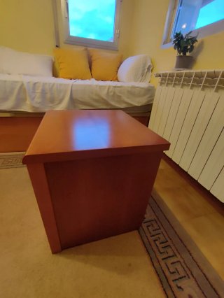 Mesita de noche de madera