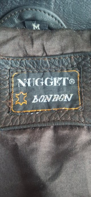 Chaqueta de piel marrón con botones