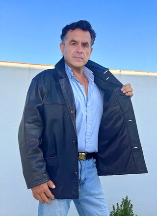 Chaqueta de piel marrón con botones