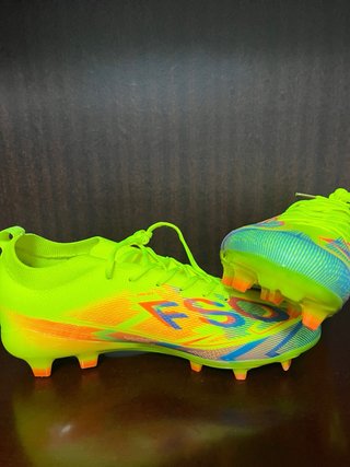 Botas de fútbol Adidas F50 verdes y naranjas