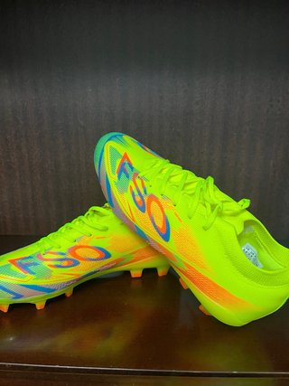 Botas de fútbol Adidas F50 verdes y naranjas