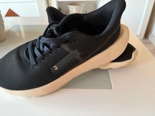 Zapatillas deportivas negras y beige