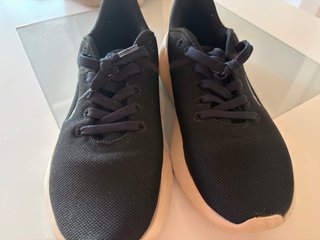 Zapatillas deportivas negras y beige