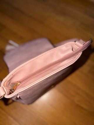 Bolso bandolera rosa con flecos