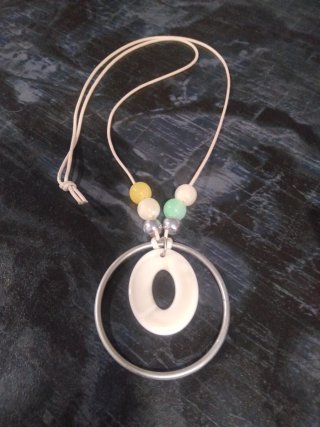 Collar con colgante de aros y cuentas