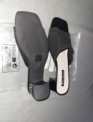 Sandalias negras de tacón