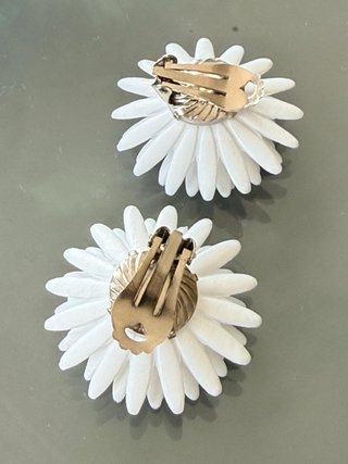 Orecchini clip vintage fiore bianco