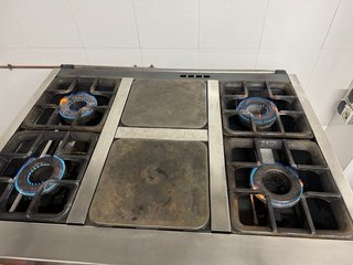 Cocina industrial de gas 4 fuegos+ planchas y horn