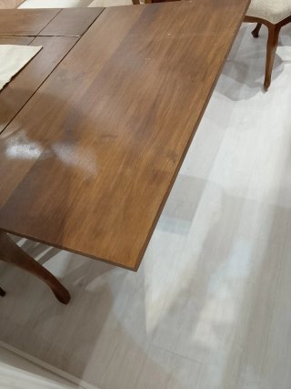 Mesa de comedor de madera