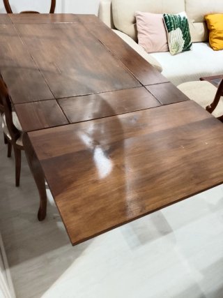 Mesa de comedor de madera