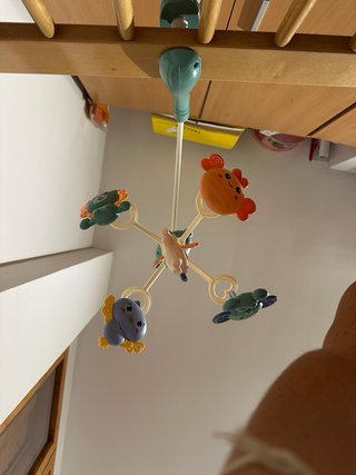 Móvil musical para cuna con figuras