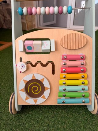 Andador de madera para bebés con actividades