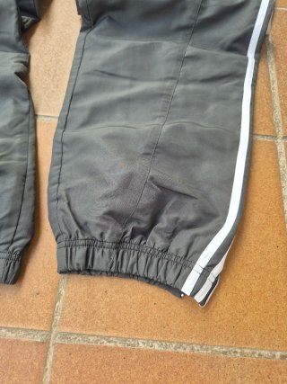 Pantalón Adidas Gris con Rayas Blancas