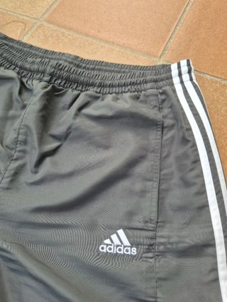 Pantalón Adidas Gris con Rayas Blancas