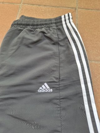 Pantalón Adidas Gris con Rayas Blancas