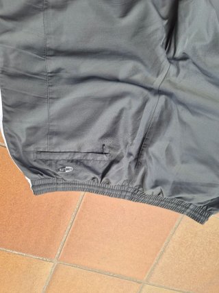 Pantalón Adidas Gris con Rayas Blancas