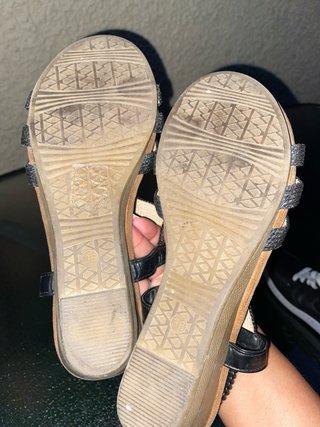 Sandalias de plataforma negras y marrones
