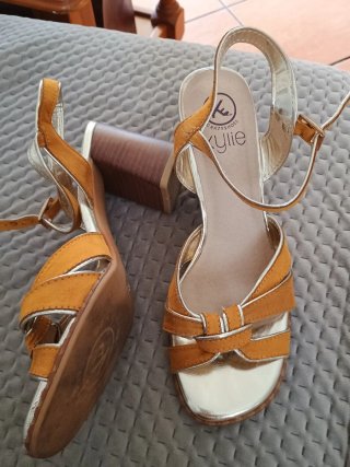 Sandalias Kylie Shoes doradas y amarillas