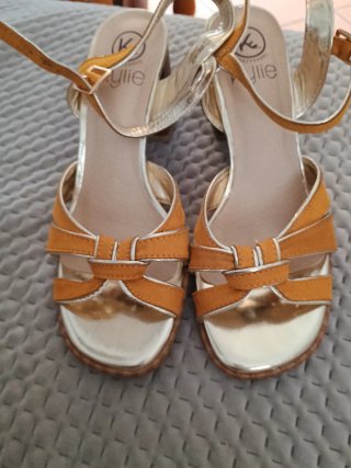 Sandalias Kylie Shoes doradas y amarillas