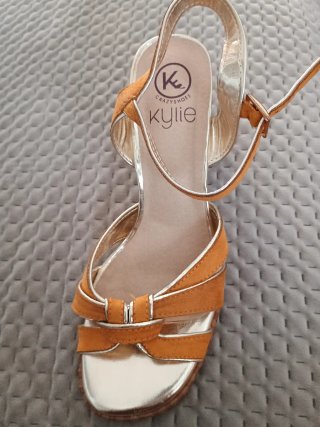 Sandalias Kylie Shoes doradas y amarillas