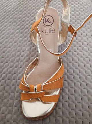 Sandalias Kylie Shoes doradas y amarillas