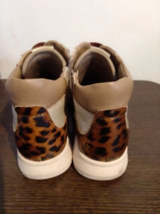 Botas deportivas beige y plateadas