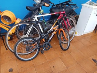 Bicicleta de montaña morada y verde