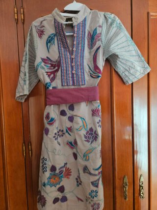 Vestido bordado gris y multicolor