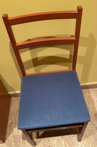 Sillas de comedor de madera y tela