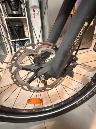Bicicleta Eléctrica Azul valorada en 3mil euros