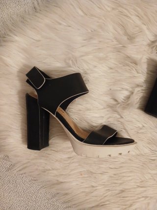 Sandalias de tacón negras y blancas
