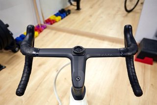 Soporte GPS adeshivo para manillares integrados