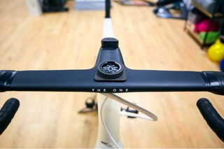 Soporte GPS adeshivo para manillares integrados