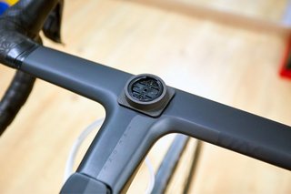 Soporte GPS adeshivo para manillares integrados
