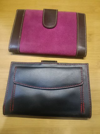 Due portafogli in pelle e camoscio