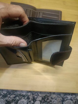 Due portafogli in pelle e camoscio