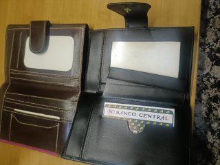 Due portafogli in pelle e camoscio