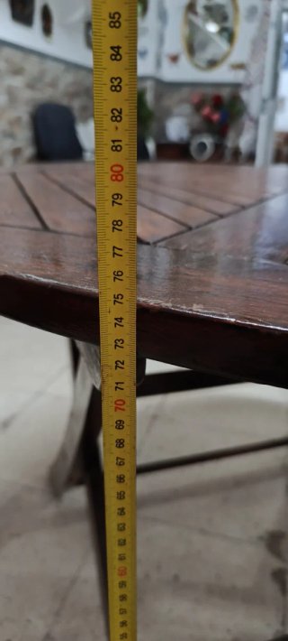 Mesa redonda de madera para exterior