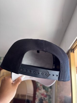 Gorra New Era Negra con Flores Amarillas