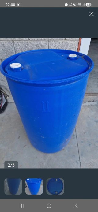 Bidones de plástico azul