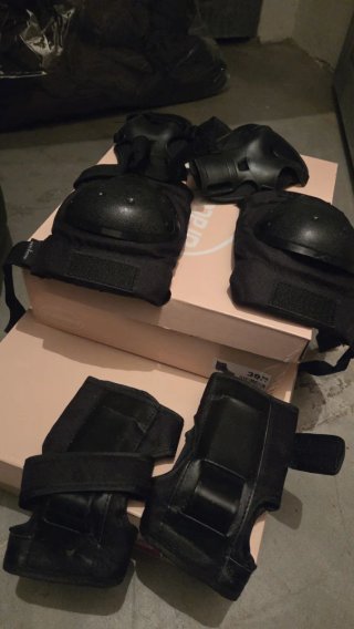 Patines en línea negros con protecciones