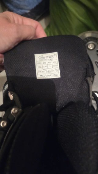 Patines en línea negros con protecciones