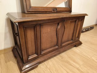 Baúl y espejo de madera maciza