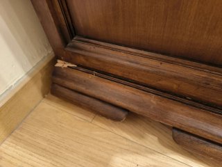 Baúl y espejo de madera maciza