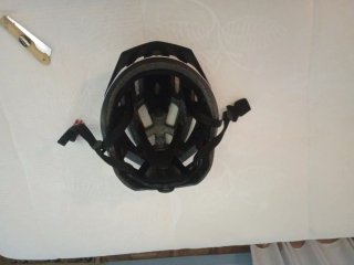 Casco de bici blanco y negro