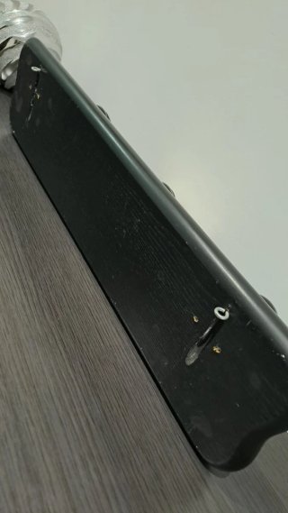 Perchero de pared negro con 3 pomos