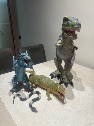 Lote 4 figuras goma: dinosaurio, dragón, cocodrilo