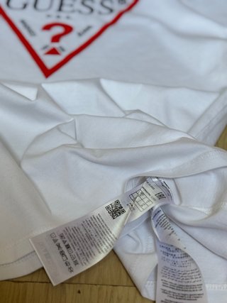 Guess T-Shirt Bianca Triangolo Rosso Washed Jeans
