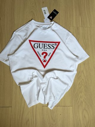 Guess T-Shirt Bianca Triangolo Rosso Washed Jeans