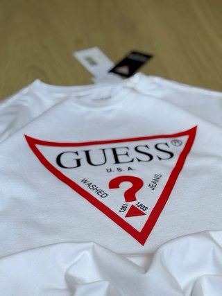 Guess T-Shirt Bianca Triangolo Rosso Washed Jeans